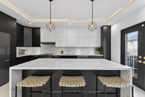 4637 James Austin Drive, Mississauga, ON - Indoor Photo Showing Kitchen With Upgraded Kitchen