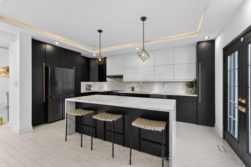 4637 James Austin Drive, Mississauga, ON - Indoor Photo Showing Kitchen With Upgraded Kitchen