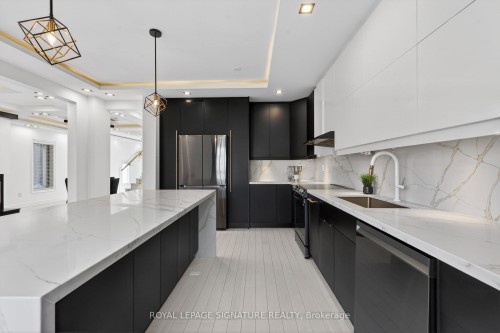 4637 James Austin Drive, Mississauga, ON - Indoor Photo Showing Kitchen With Upgraded Kitchen