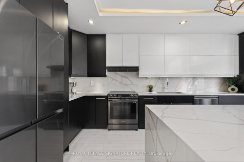 4637 James Austin Drive, Mississauga, ON - Indoor Photo Showing Kitchen With Upgraded Kitchen