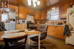 Eat-in kitchen - 