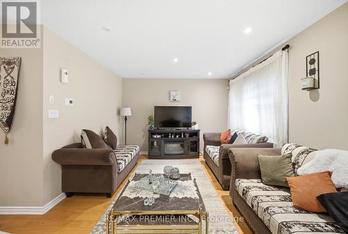 922 Hepburn Road, Milton, ON - Indoor Photo Showing Living Room