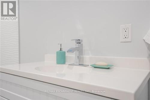 58 Sandalwood Avenue, Hamilton, ON - Indoor Photo Showing Bathroom
