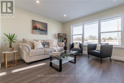 58 Sandalwood Avenue, Hamilton, ON - Indoor Photo Showing Living Room
