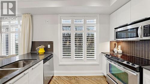 Th36 - 9 Oakburn Crescent, Toronto, ON - Indoor Photo Showing Kitchen With Upgraded Kitchen