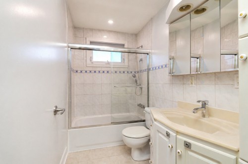 Bathroom - 2510 Boul. Napoléon, Brossard, QC - Indoor Photo Showing Bathroom