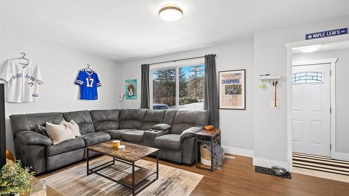 876 Rotary Drive, Kimberley, BC - Indoor Photo Showing Living Room