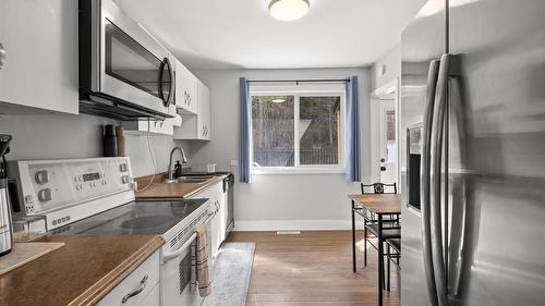 876 Rotary Drive, Kimberley, BC - Indoor Photo Showing Kitchen