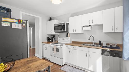 876 Rotary Drive, Kimberley, BC - Indoor Photo Showing Kitchen With Double Sink