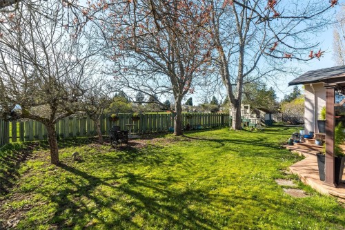 4104 Longview Dr, Saanich, BC 