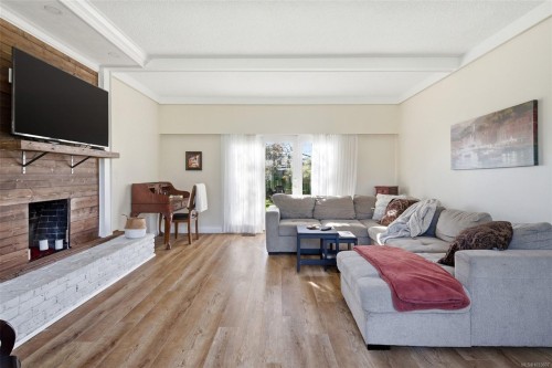 4104 Longview Dr, Saanich, BC 