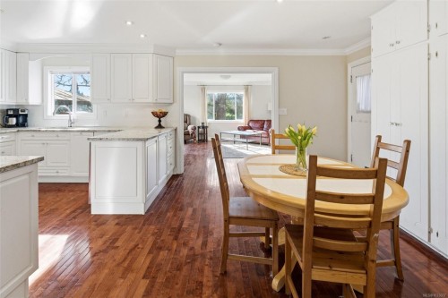 4104 Longview Dr, Saanich, BC 