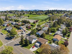 4351 TORQUAY Dr Saanich, BC V8N 3L3