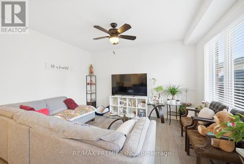 931 Penson Crescent, Milton, ON - Indoor Photo Showing Living Room
