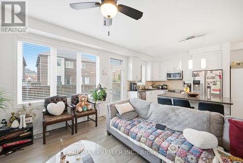 931 Penson Crescent, Milton, ON - Indoor Photo Showing Living Room