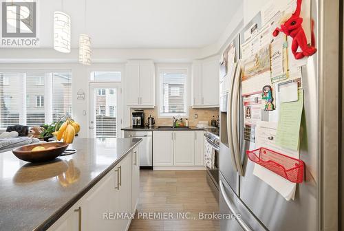 931 Penson Crescent, Milton, ON - Indoor Photo Showing Kitchen With Upgraded Kitchen