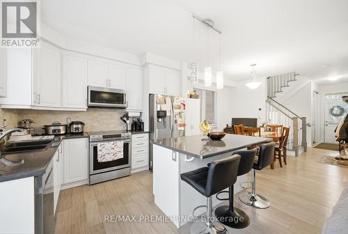 931 Penson Crescent, Milton, ON - Indoor Photo Showing Kitchen With Upgraded Kitchen