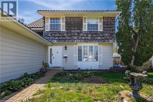 Two-story home featuring a combination of horizontal siding and wood shake siding - 277 Blackacres Boulevard, London, ON - Outdoor With Exterior