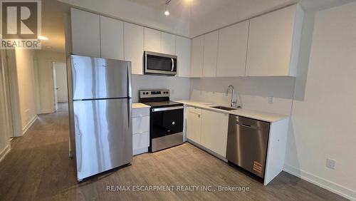 210B - 16 Melbourne Avenue, St. Catharines, ON - Indoor Photo Showing Kitchen With Stainless Steel Kitchen