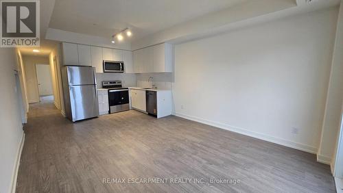 210B - 16 Melbourne Avenue, St. Catharines, ON - Indoor Photo Showing Kitchen With Stainless Steel Kitchen
