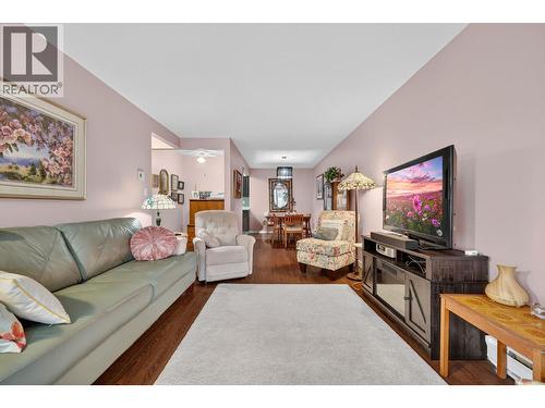575 Sutherland Avenue Unit# 207, Kelowna, BC - Indoor Photo Showing Living Room