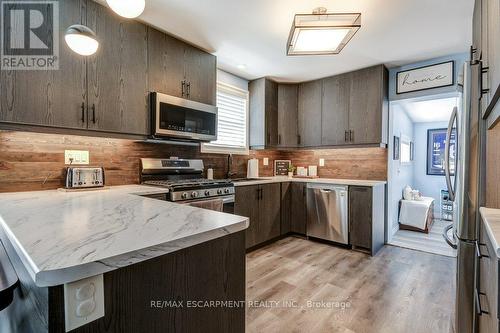 30 East 15Th Street, Hamilton, ON - Indoor Photo Showing Kitchen