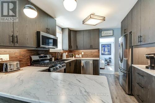 30 East 15Th Street, Hamilton, ON - Indoor Photo Showing Kitchen With Upgraded Kitchen