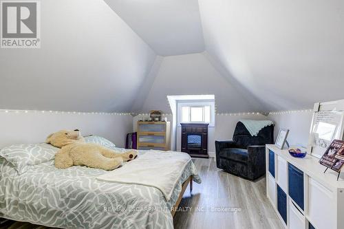 30 East 15Th Street, Hamilton, ON - Indoor Photo Showing Bedroom