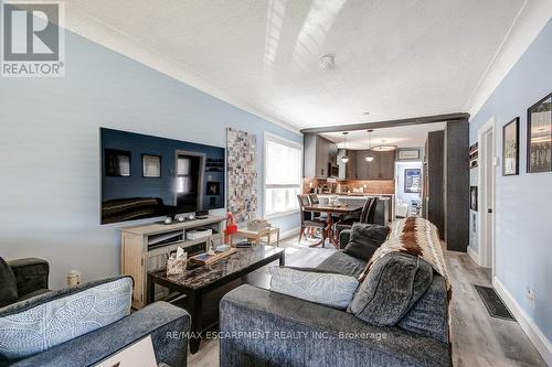 30 East 15Th Street, Hamilton, ON - Indoor Photo Showing Living Room