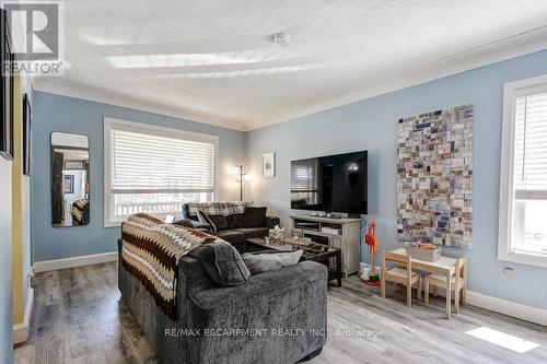 30 East 15Th Street, Hamilton, ON - Indoor Photo Showing Living Room