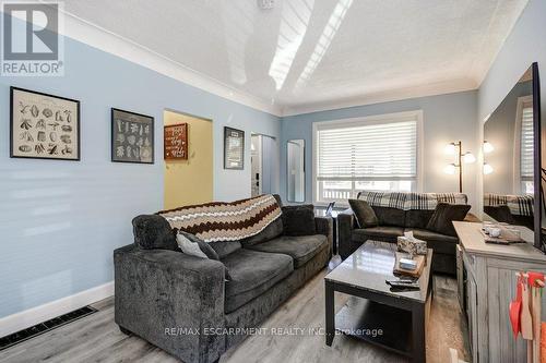 30 East 15Th Street, Hamilton, ON - Indoor Photo Showing Living Room