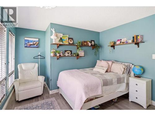 300 Scenic Drive, Coldstream, BC - Indoor Photo Showing Bedroom