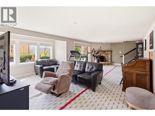 300 Scenic Drive, Coldstream, BC - Indoor Photo Showing Living Room