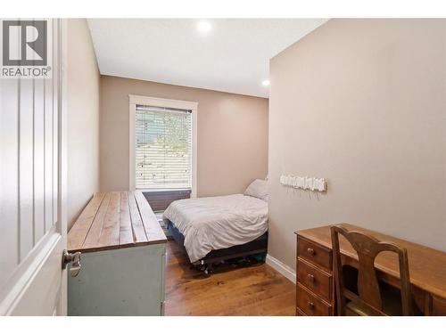 300 Scenic Drive, Coldstream, BC - Indoor Photo Showing Bedroom