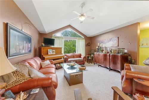 75 Third Street Se, Teulon, MB - Indoor Photo Showing Living Room