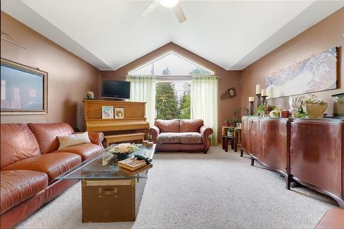 75 Third Street Se, Teulon, MB - Indoor Photo Showing Living Room