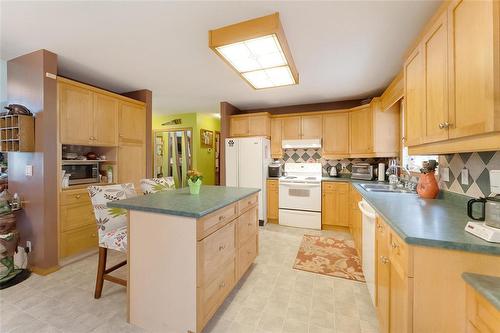 75 Third Street Se, Teulon, MB - Indoor Photo Showing Kitchen With Double Sink