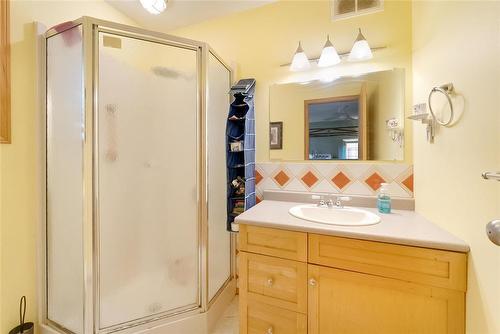 75 Third Street Se, Teulon, MB - Indoor Photo Showing Bathroom