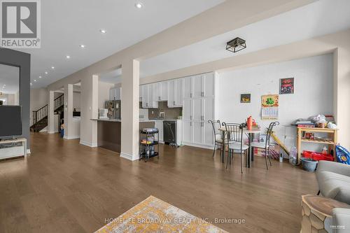28 Paper Mills Crescent, Richmond Hill, ON - Indoor Photo Showing Living Room