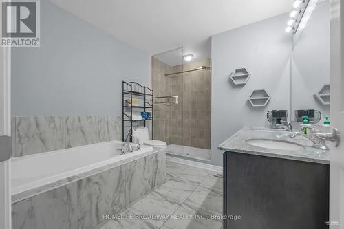 28 Paper Mills Crescent, Richmond Hill, ON - Indoor Photo Showing Bathroom