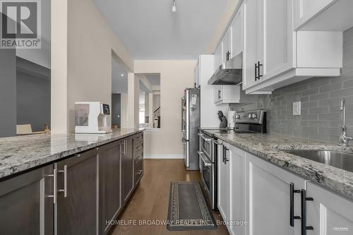 28 Paper Mills Crescent, Richmond Hill, ON - Indoor Photo Showing Kitchen With Upgraded Kitchen
