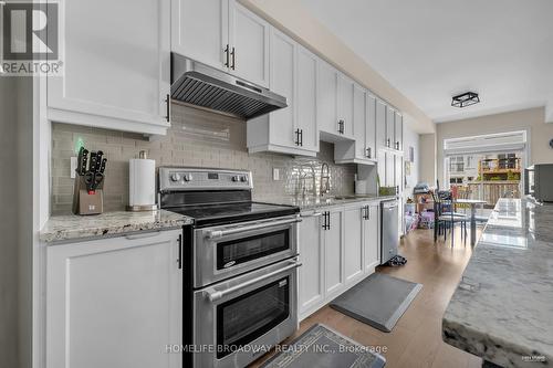 28 Paper Mills Crescent, Richmond Hill, ON - Indoor Photo Showing Kitchen With Upgraded Kitchen