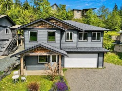 380 Pacific Cres Ucluelet, BC V0R 3A0