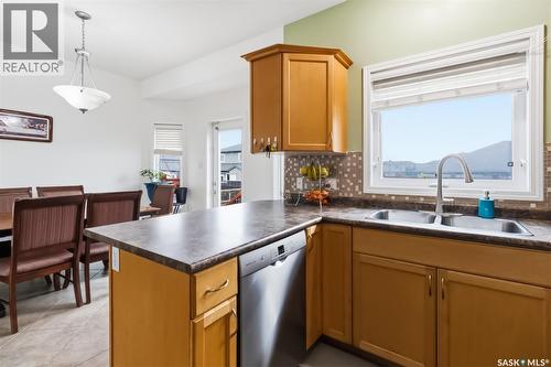 206 Brooklyn Crescent, Warman, SK - Indoor Photo Showing Kitchen With Double Sink