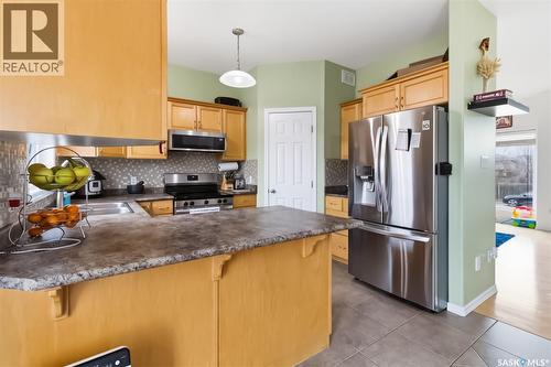 206 Brooklyn Crescent, Warman, SK - Indoor Photo Showing Kitchen With Double Sink