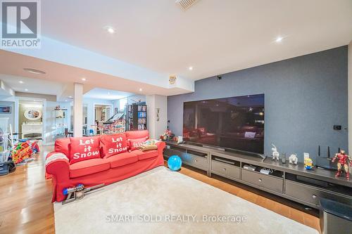 33 Earnshaw Drive, Markham, ON - Indoor Photo Showing Living Room