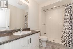 Full bathroom 2nd floor - 