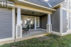 Back deck could be enclosed as a Muskoka room - 