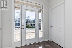 Large bright front entrance - 