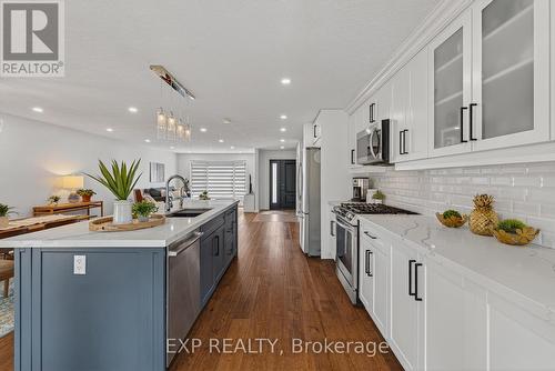 312 Faraday Court, Waterloo, ON - Indoor Photo Showing Kitchen With Upgraded Kitchen
